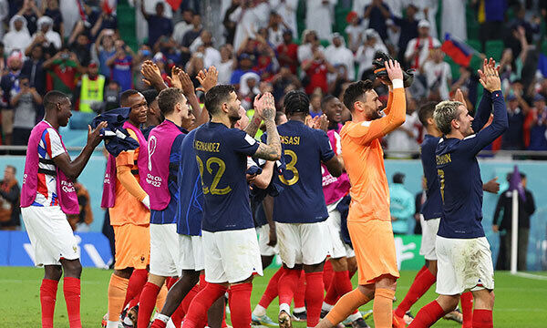 4일 오후(현지시간) 카타르 도하 앗수마마 스타디움에서 열린 2022 카타르 월드컵 16강전 프랑스와 폴란드의 경기에서 3-1로 승리를 거두며 8강 진출에 성공한 프랑스 선수들이 팬들에게 인사하고 있다. 도하=연합뉴스