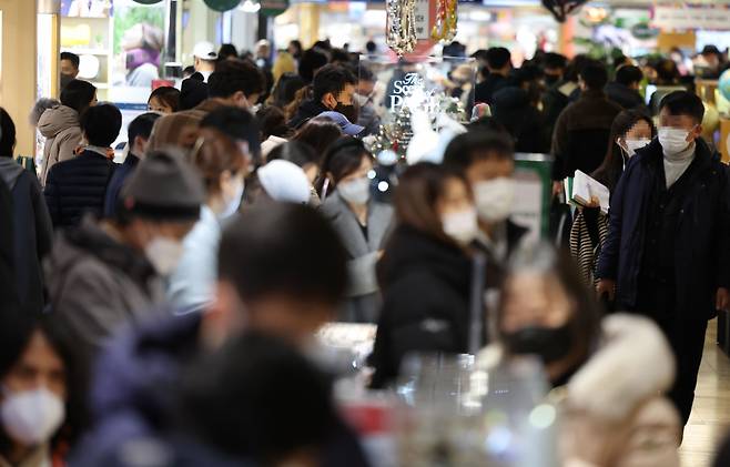 실내 마스크 해제를 둘러싼 정부와 지자체 간 엇박자가 나온 가운데 11월4일 오후 서울의 한 대형 서점에서 마스크를 쓴 시민들의 모습 ⓒ 연합뉴스