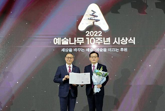 12월2일 서울 올림픽대로 세빛섬 플로팅아일랜드에서 열린 '2022 문화예술후원인의 밤' 시상식에서 대상을 받은 부산은행 관계자 등이 기념촬영을 하고 있다. ⓒ부산은행 제공