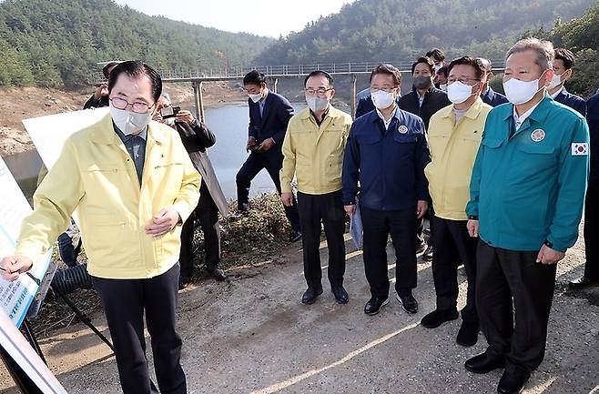 이상민 행정안전부 장관이 11월23일 전남 완도군 척치리 마을을 방문해 관계자로부터 척치저수지 운반급수 상황을 보고받고 있다. 완도군은 극심한 가뭄으로 전체 35.9%의 저수율을 보이며 대부분의 지역에서 제한 급수를 하고 있다. ⓒ행안부