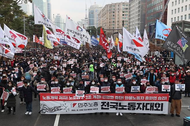 전국민주노동조합총연맹 조합원들이 지난 3일 오후 서울 국회 앞에서 전국노동자대회를 열고 노조법 2·3조 개정, 화물 안전운임제 확대 등을 촉구하며 구호를 외치고 있다. Ⓒ연합뉴스