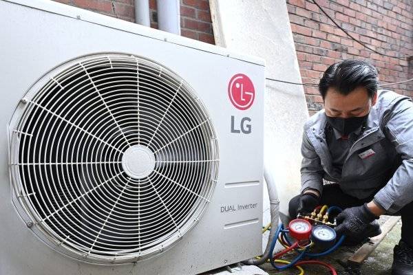 LG전자 직원이 사회복지시설에서 ‘찾아가는 서비스’를 실시하고 있다. 사진제공｜LG전자