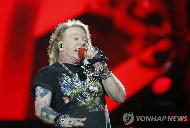 액슬 로즈가 공연하고 있는 모습 [EPA=연합뉴스 자료사진]