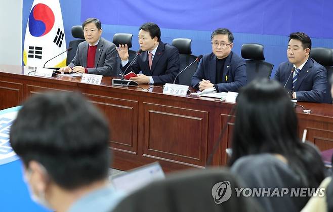 발언하는 국민의힘 성일종 정책위의장 (서울=연합뉴스) 백승렬 기자 = 국민의힘 성일종 정책위의장이 5일 오후 국회 의원회관에서 열린 여야 2+2 예산안 협의에서 발언하고 있다. 왼쪽부터 국민의힘 이철규 예결위 간사·성일종 정책위의장, 더불어민주당 김성환 정책위의장·박정 예결위 간사. 2022.12.5 srbaek@yna.co.kr