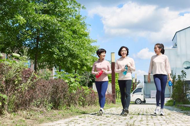 빠르게 걷기, 자전거 타기 등과 같은 유산소 운동을 통해 근육의 양을 유지해야 한다. [사진=게티이미지뱅크]