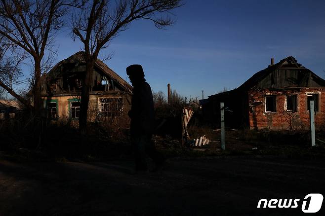 4일(현지시간) 러시아의 침공이 계속되고 있는 우크라이나 시베르스크에서 한 남성이 파괴된 주택가를 걷고 있다. 전선에 위치한 마을에서 우크라이나의 시민들은 전력난과 물 부족 사태를 겪고 있다. ⓒ 로이터=뉴스1 ⓒ News1 권진영 기자