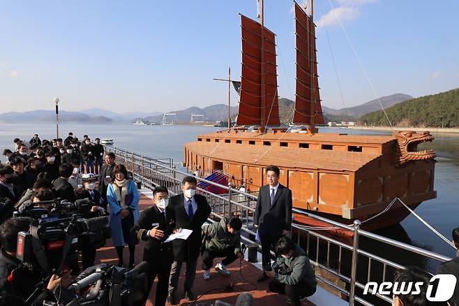 6일 오후 경남 창원 해군사관학교에서 충무공 이순신이 실제 해전에서 활용한 임진왜란기 거북선이 공개되고 있다. 2022.12.6/뉴스1 ⓒ News1 김영훈 기자