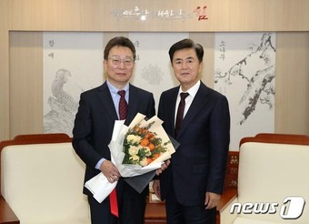 김태흠 충남지사(오른쪽)와 김건식 홍성의료원장.(충남도 제공)/뉴스1