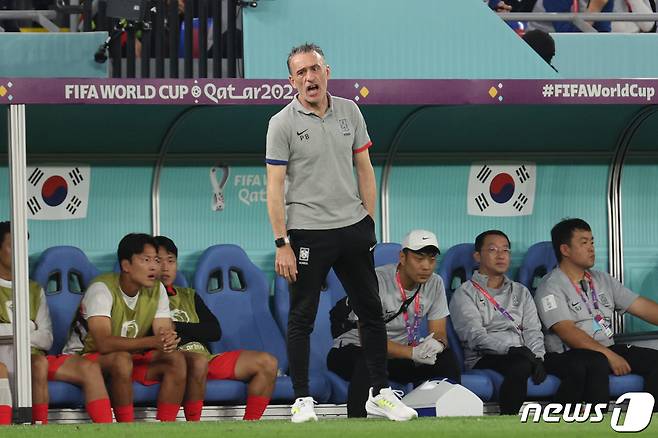 파울루 벤투 대한민국 축구대표팀 감독이 5일 오후(현지시간) 카타르 도하 스타디움974에서 열린 2022 카타르 월드컵 16강 브라질과의 경기에서 작전 지시를 하고 있다. 2022.12.6/뉴스1 ⓒ News1 이광호 기자