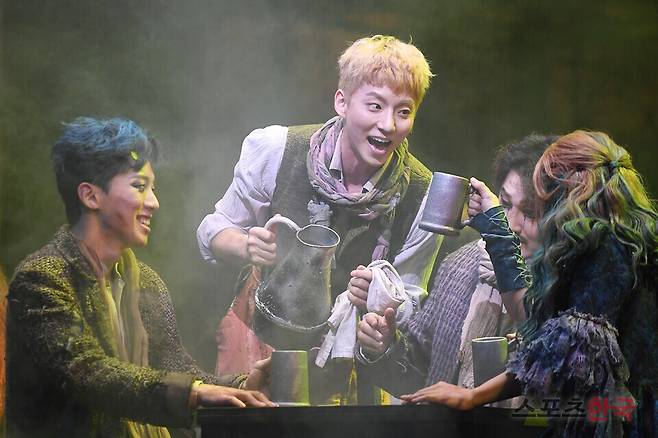 뮤지컬 '스위니토드' 프레스콜에서 연열하는 배우 윤은오. ⓒ이혜영 기자 lhy@hankooki.com