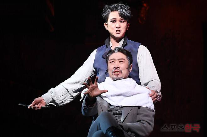 뮤지컬 '스위니토드' 프레스콜에서 열연 중인 강필석, 김대종. ⓒ이혜영 기자 lhy@hankooki.com
