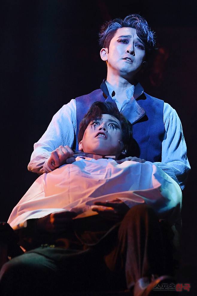 뮤지컬 '스위니토드' 프레스콜에서 열연 중인 강필석.&nbsp; ⓒ이혜영 기자 lhy@hankooki.com