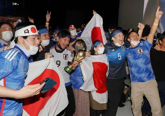 2일(현지시간) 일본 도쿄에서 시민들이 자국 축구대표팀이 스페인에 승리를 거두고 2022 카타르 월드컵 16강 진출에 성공하자 환호하고 있다.