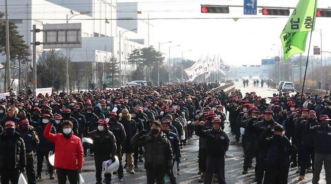 민주노총 세종충남본부·화물연대 관계자들이 6일 충남 당진시 현대제철 당진제철소 앞에서 총파업·총력투쟁 결의대회를 하고 있다. [이미지출처=연합뉴스]