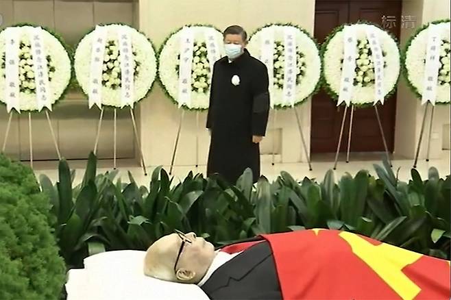 장쩌민 전 중국 국가주석의 추도대회 하루 전인 5일 시진핑 중국 국가주석이 베이징 군병원에 안치된 장쩌민 전 국가주석의 시신을 조문하고 있다./CCTV 캡처