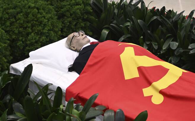 5일 베이징 군병원에 안치된 장쩌민 전 중국 국가주석의 시신이 중국 공산당 당기로 덮여있다./AP 연합뉴스