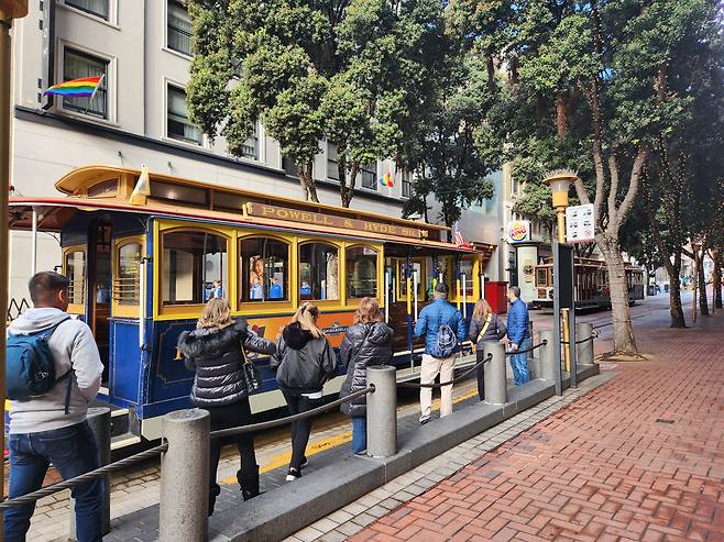 5일(현지 시각) 미국 샌프란시스코의 중심지 유니언스퀘어에서 관광객이 케이블카에 탑승하기 위해 줄을 섰다./ 샌프란시스코(미국)=이소연 기자