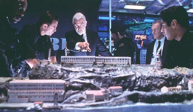 영화 더록에서 주인공 존 패트릭 메이슨역역을 맡은 숀 코네리가 알카트라즈 감옥에 대해 브리핑하는 모습 /영화 스틸컷 캡처