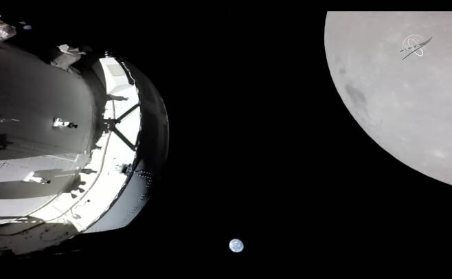 아르테미스 1호의 우주선인 오리온이 21일 밤 달 근접 비행에 성공했다. 오리온에 달린 카메라가 우주선과 달, 지구를 함께 찍었다./NASA TV