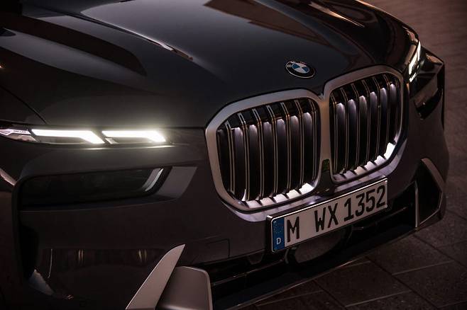 BMW 뉴 X7 헤드라이트와 아이코닉 글로우.