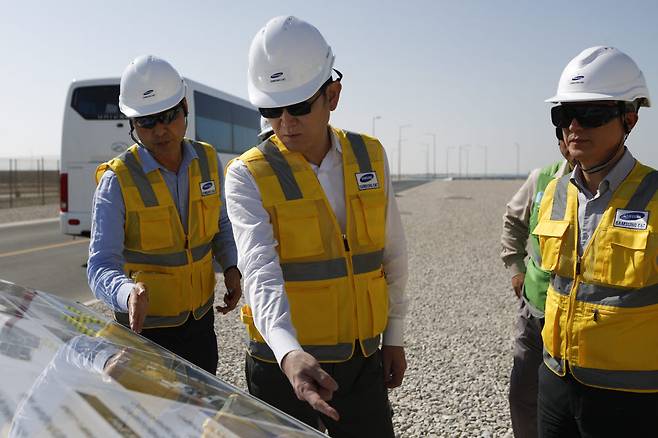 이재용 회장(왼쪽 두번째)이 6일(현지시간) 삼성물산 참여하는 UAE 바라카 원전 프로젝트 건설 현장을 둘러보고 있다.