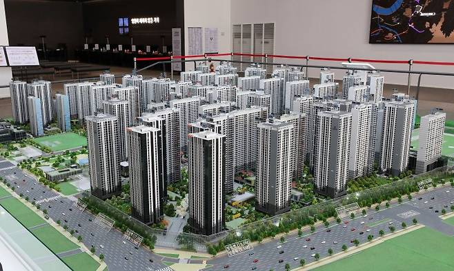 (서울=뉴스1) 박세연 기자 = 총가구 수 1만2032가구 규모로 일반분양 물량만 4786가구에 달하는 둔촌주공을 재건축하는 올림픽파크 포레온 분양이 5일부터 시작됐다. 사진은 5일 서울 강동구에 위치한 견본주택의 단지 모형 모습. 2022.12.5/뉴스1 /사진=뉴스1화상