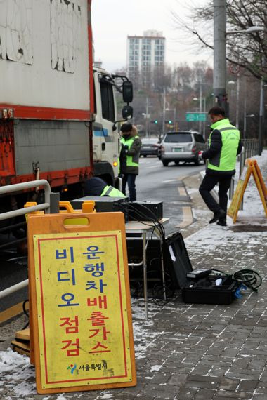 환경부는 전국 17개 시도 및 한국환경공단과 함께 5일부터 초미세먼지 배출 비중이 높은 경유차량을 중심으로 차고지(시내버스, 시외버스), 학원가, 물류센터, 항만 및 공항 등 전국 600여 차량 밀집 지역에서 ‘제4차 미세먼지 계절관리제(12월 1일부터 2023년 3월 31일까지)’ 기간 동안 운행차 배출가스 집중 단속을 상시적으로 실시한다. 6일 서울 양천구 서부화물터미널 인근 도로에서 서울시 공무원들이 화물차의 배출가스를 단속하고 있다. 사진=서동일 기자