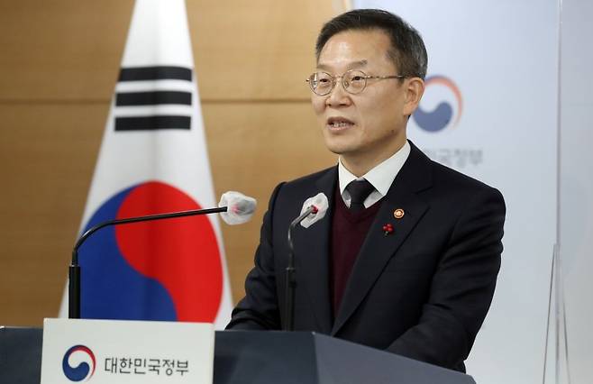 이종호 과학기술정보통신부 장관이 6일 오후 정부서울청사에서 SK C&C 판교 데이터센터 화재 및 카카오·네이버 등 부가통신서비스 장애에 대한 조사 결과를 발표하고 있다. 뉴스1