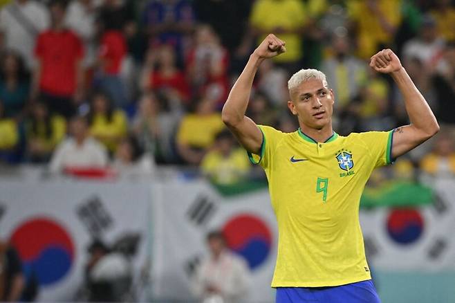 브라질 히샤를리송이 6일(한국시각) 카타르 도하 974 스타디움에서 열린 2022 카타르월드컵 16강 한국과 경기에서 팀의 세번째 골을 넣은 뒤 기뻐하고 있다. 도하/AFP 연합뉴스