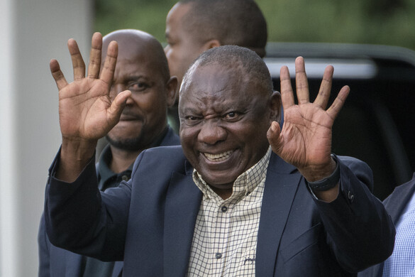 시릴 라마포사 남아공 대통령이 5일(현지시각) 아프리카민족회의(ANC)의 전국 집행위원회 회의장을 떠나고 있다. 요하네스버그/AP 연합뉴스