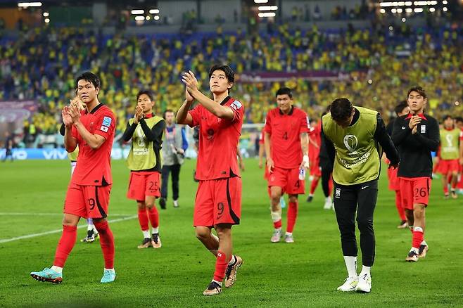 한국 선수들이 브라질전 종료 뒤 팬들에게 감사 인사를 하고 있다. 도하/김혜윤 기자 unique@hani.co.kr