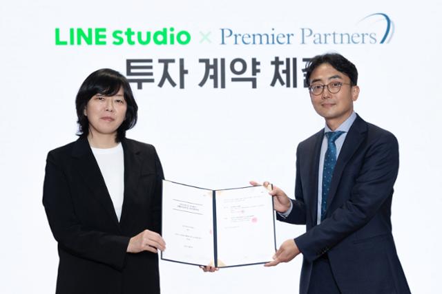 이정원(왼쪽) 라인스튜디오 대표가 6일 김성은 프리미어파트너스 대표와 400억 원 규모의 투자 유치 협약을 맺고 있다. 라인 스튜디오 제공