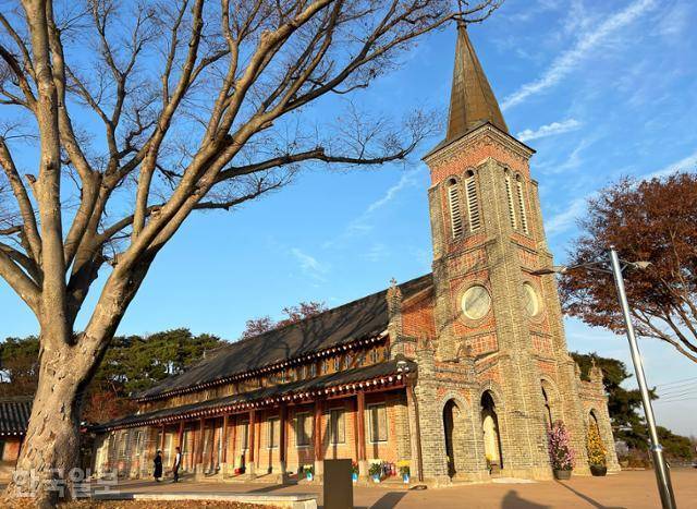 한옥 기와지붕에 서양식 건축양식이 결합된 나바위성당.
