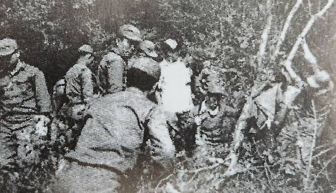 한라산 원시림을 베어내고 1100도로를 만들어 가는 '국토건설단'(제주건설사, 김중근)