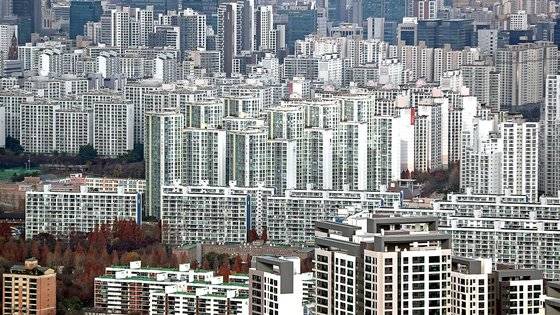 서울 강남구 대모산에서 바라본 강남권 아파트의 모습.  ［뉴스1］