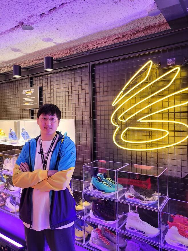 ▲스테픈 커리의 광팬 이현민 님이 컬렉션한 커리 농구화