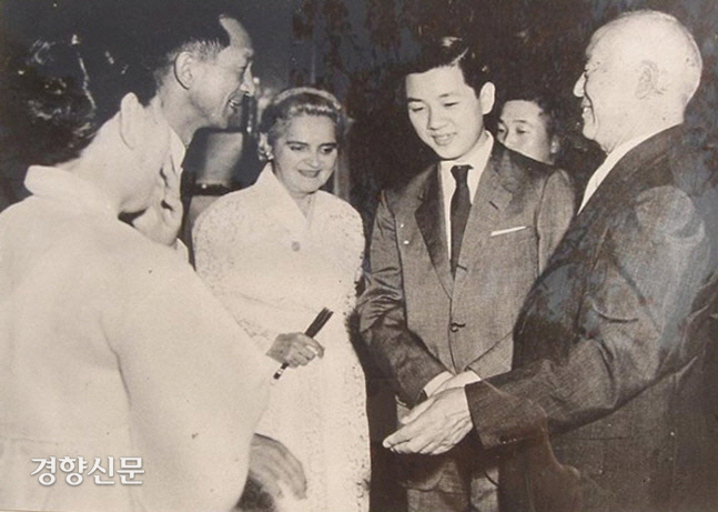 1958년 6월 극동지역 순회공연에 올라 귀국독주회를 열었을 때 이승만 대통령은 경무대를 예방한 그를 “Smart boy!”라고 부르며 장학금을 주고 치하했다.