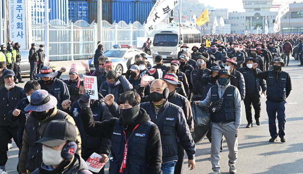 화물연대 총파업 13일째인 6일 부산 남구 신선대부두 앞에서 민주노총 조합원이 ‘화물연대 지지 동조파업 결의대회’를 개최한 후 거리행진을 하고 있다.  여주연 기자 yeon@kookje.co.kr