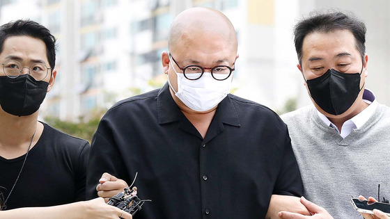 Composer and producer Don Spike, whose real name is Kim Min-soo, enters the Seoul North District Court in northern Seoul on Wednesday for a warrant review requested by the police. [NEWS1]