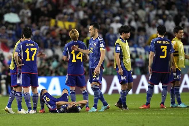 16강에서 탈락한 뒤 아쉬워하는 일본 선수단.&nbsp; &nbsp;AP 연합
