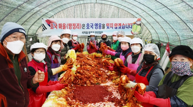 경북 칠곡군 석적읍 망정리 주민들이 김장김치를 버무리고 있다.  칠곡군 제공