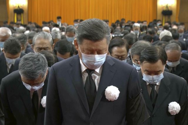 시진핑 중국 국가주석이 6일 베이징 인민대회당에서 열린 고(故) 장쩌민 전 국가주석 추도대회에서 묵념하고 있다. AP연합뉴스