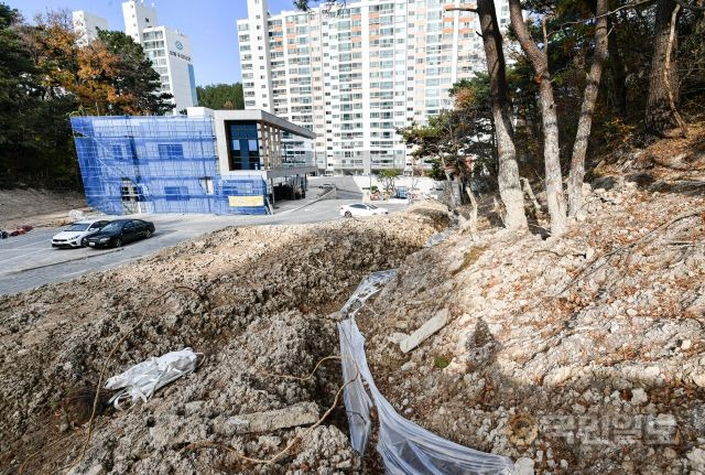 사면 붕괴로 토사가 인근 도로와 아파트 단지를 덮쳐 차량 등 재산 피해가 발생했다.