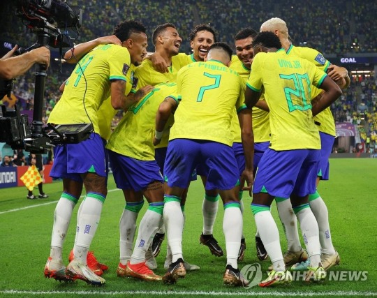 
(도하=연합뉴스) 6일 오전(한국시간) 카타르 도하 974 스타디움에서 열린 2022 카타르 월드컵 16강전 한국과 브라질 경기.
브라질 네이마르가 페널티킥에 성공한 뒤 동료들과 세리머니를 펼치고 있다.