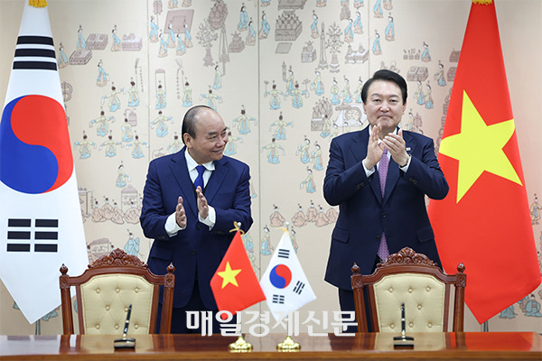 Nguyen Xuan Phuc and  Yoon Suk-yeol [Photo by Lee Seung-hwan]