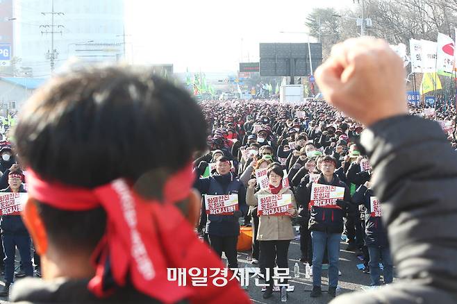 6일 오후 민주노총이 산하 화물연대 파업의 투쟁 동력을 이어가기 위해 전국 15곳에서 ‘전국 동시다발총파업·총력투쟁대회’를 열기로 한가운데 경기 의왕의 창말·의왕 테크노파크 인근에서 서울 경기 지부 집회가 열리고 있다. 2022.12.06[이충우 기자]