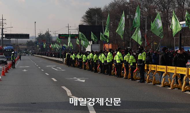 6일 오후 민주노총이 산하 화물연대 파업의 투쟁 동력을 이어가기 위해 전국 15곳에서 ‘전국 동시다발총파업·총력투쟁대회’를 열기로 한가운데 경기 의왕의 창말·의왕 테크노파크 인근에서 서울 경기 지부 집회가 열리고 있다. 2022.12.06[이충우 기자]