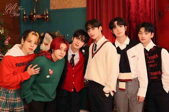 위아이가 크리스마스 앨범 ‘Gift For You’ 발매한다.위엔터테인먼트 제공