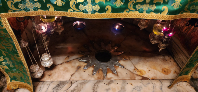 ‘예수탄생교회’ 동굴에 장식돼 있는 14각형 별은 그리스도 탄생 지점을 나타낸다.