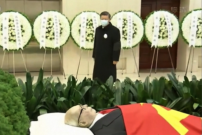 장쩌민 바라보는 시진핑 : 5일 시진핑 중국 국가주석이 베이징 인민해방군종합병원에서 지난달 30일 사망한 장쩌민 전 국가주석의 시신을 바라보며 추모하고 있다. AP 연합뉴스